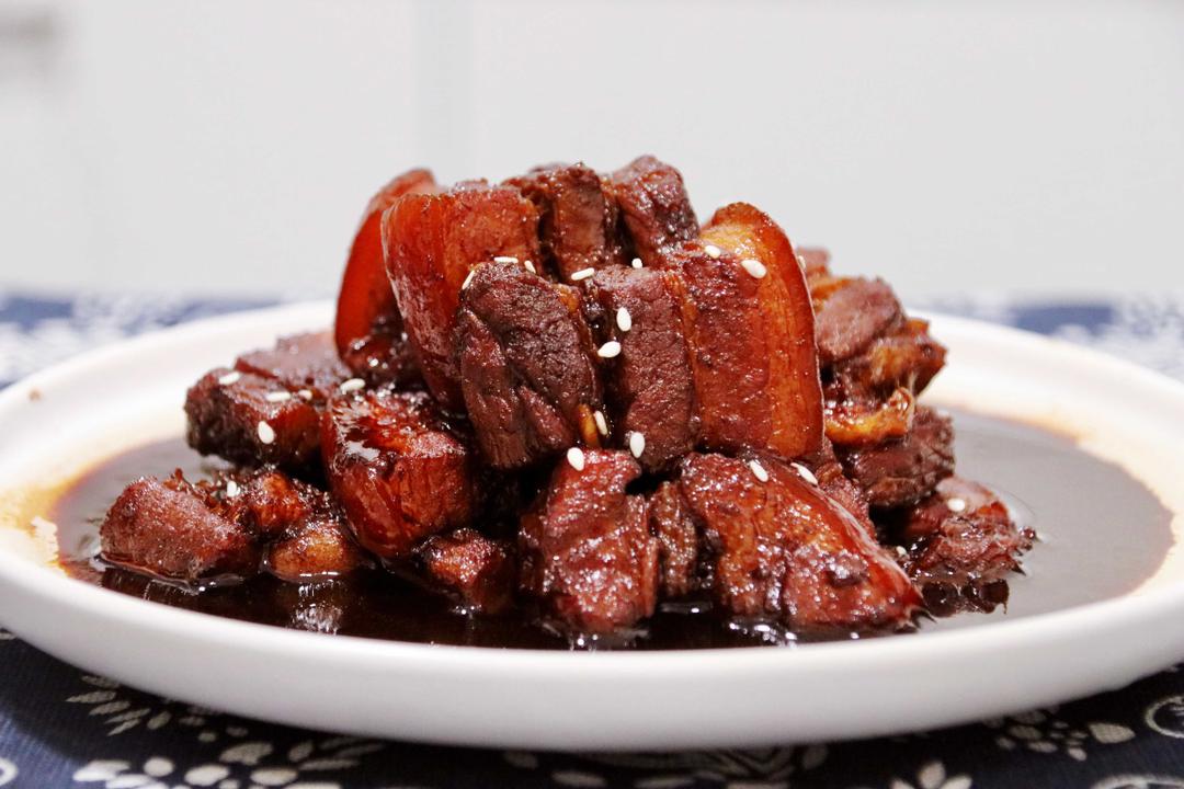 Enjoy the hearty taste of our authentic Braised Pork Belly recipe. This tender pork belly in a tasty-sweet sauce is a classic Chinese comfort dish. Perfect for a cozy meal at home, it brings a traditional Chinese dining experience to your table.