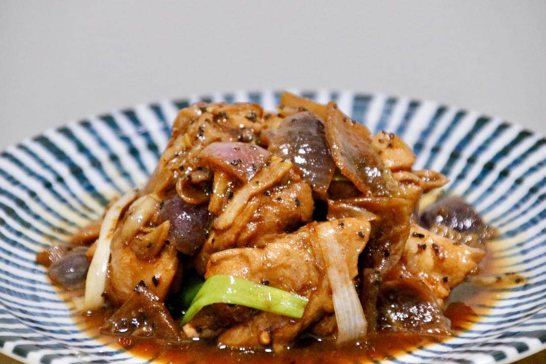 Explore the Guangdong version of Pepper Chicken, a Cantonese culinary delight blending history, culture, and exquisite flavors. Perfect for home cooking.